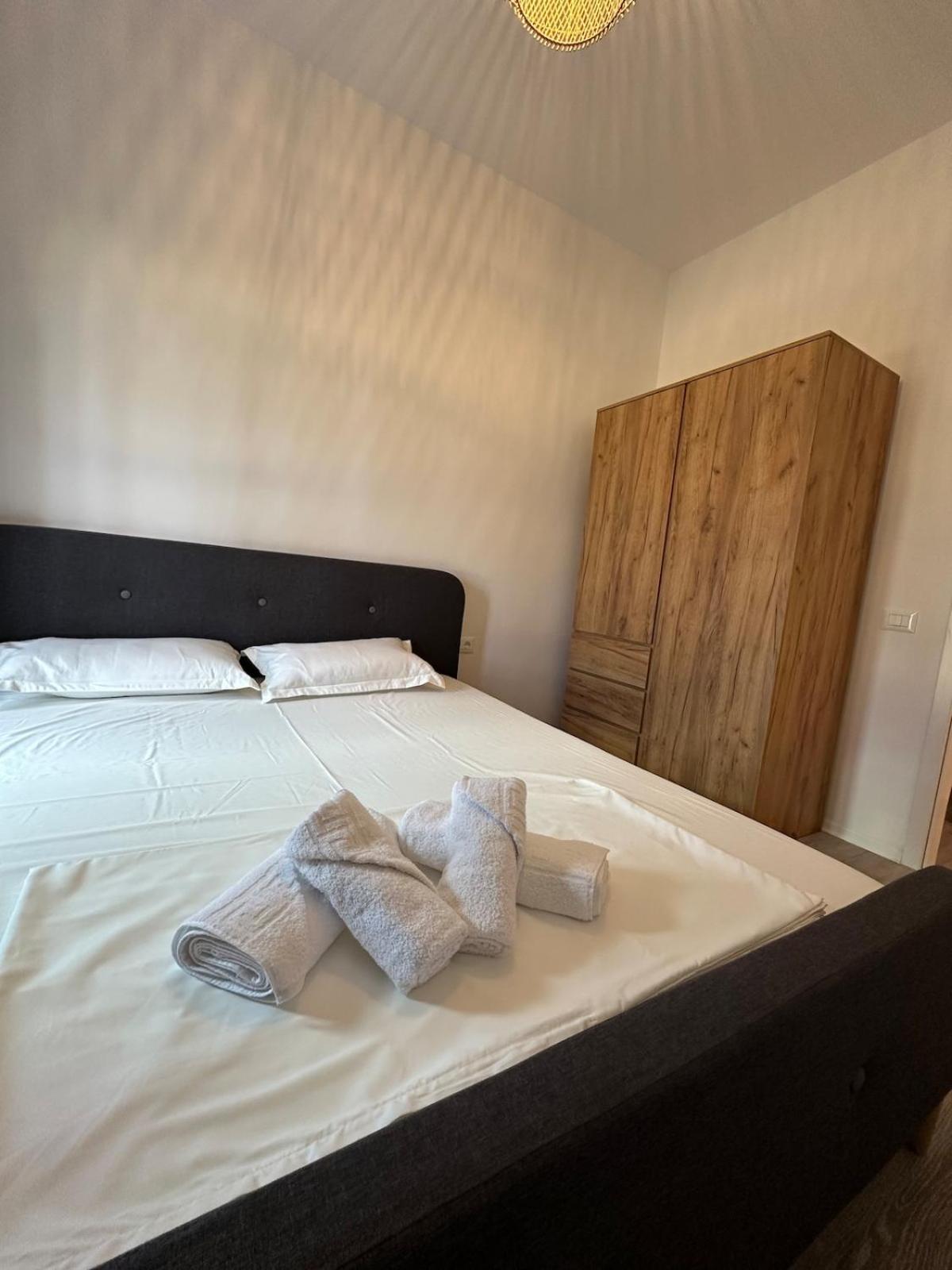 Sunflower Apartment Тирана Экстерьер фото